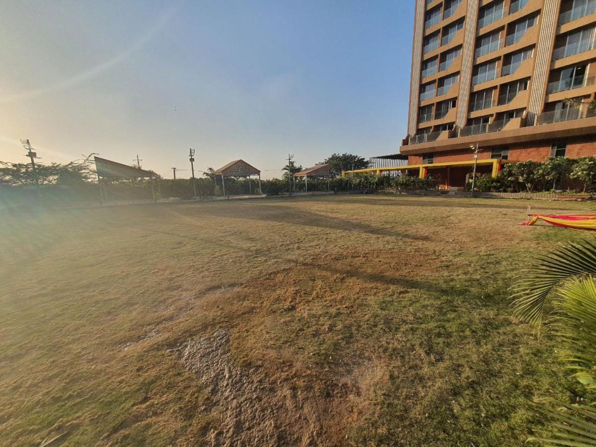 Weekend Address Managed By P.C Homes Surat Exterior photo